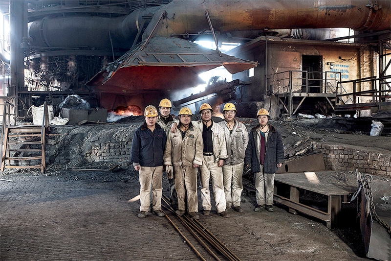 47 《老工業(yè)基地轉(zhuǎn)型》(組照)2016年12月27日,當(dāng)班工人在高爐車(chē)間紀(jì)念,有60年歷史的工廠正式停產(chǎn)。(潘永強(qiáng)).jpg