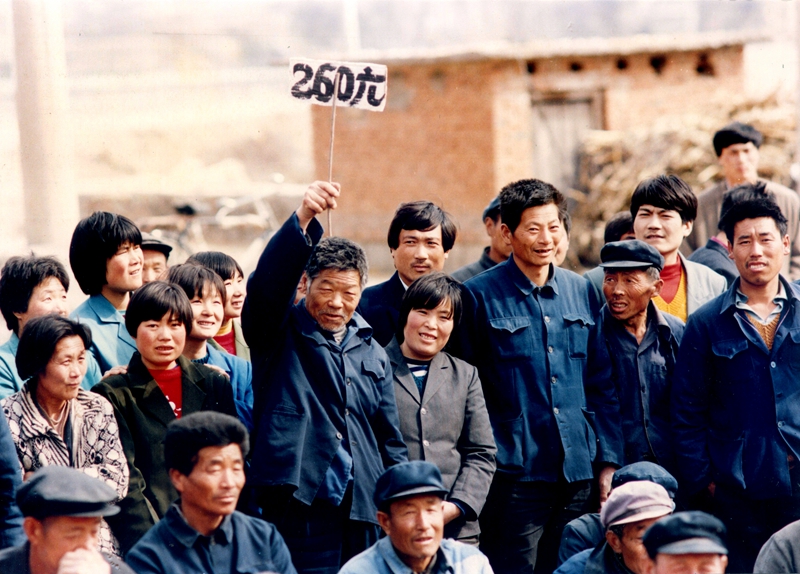 7、《拍賣(mài)荒山》1992年4月16日,萊蕪市萊城區(qū)腰關(guān)鄉(xiāng)西巍石村率先在全省施行荒山拍賣(mài),54歲的陳老漢用260元租賃下了50畝荒山。沉睡了多年的荒山禿嶺陸續(xù)被農(nóng)民變成金山銀山。(高留聲).jpg
