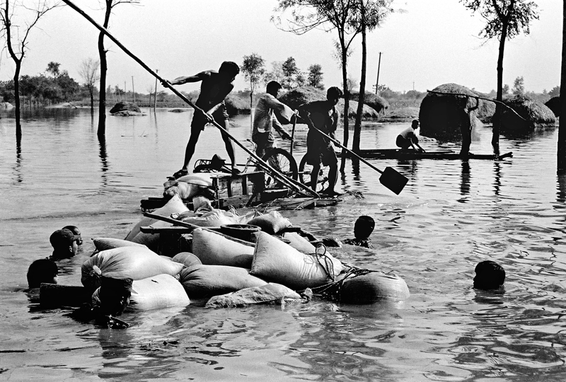 9、《抗洪壯歌》1993年夏,百年不遇的特大暴雨和強(qiáng)龍卷風(fēng)多次襲擊菏澤地區(qū), 面對(duì)突如其來(lái)的特大洪水,菏澤地委行署組織武警官兵、公安干警200多個(gè)搶險(xiǎn)突擊隊(duì),用1400多船只和木筏轉(zhuǎn)移群眾。(王超英).JPG