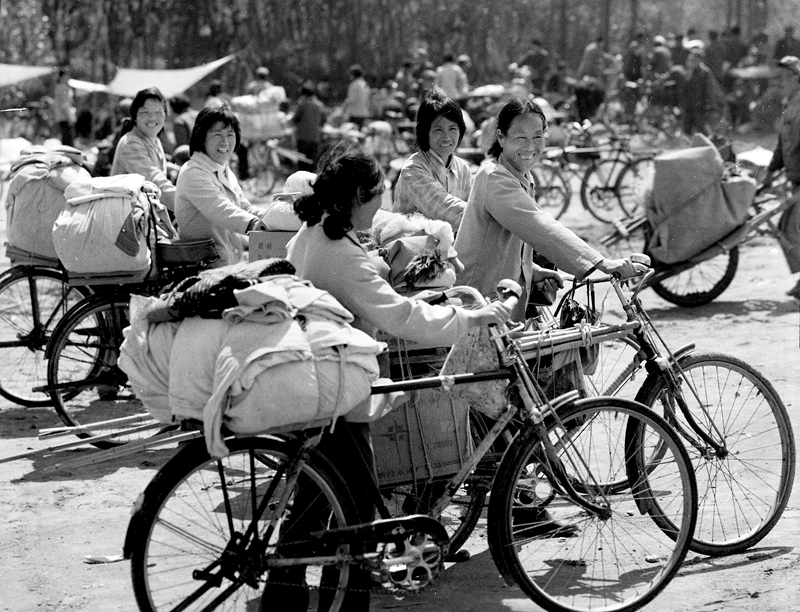 27、《大嫂經(jīng)商》1985年,幾名臨沂婦女騎著自行車(chē)去集市上賣(mài)東西。伴隨著農(nóng)村改革的深入,村民們不再被禁錮在土地上,許多婦女從家庭的小天地里掙脫出來(lái),做起了小生意。(李霞).jpg