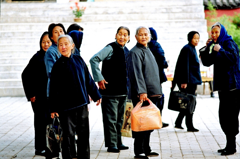 5、《進(jìn)城》1992年,山東淄博,一群穿著整潔的老人“集體出動(dòng)”進(jìn)城逛逛,雖然裹著小腳,但走起路來(lái)十分迅捷。城市發(fā)展日新月異,讓她們感慨不已。(孫偉慶).jpg