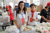 一人一份盒飯,兩葷兩素、雞腿米飯……24日中午,記者來到壽光洪水災(zāi)區(qū)營里鎮(zhèn)最大的一個(gè)安置點(diǎn)營里鎮(zhèn)第二初級(jí)中學(xué),恰逢安置點(diǎn)在分發(fā)午餐。圖為在營里鎮(zhèn)第二初中安置點(diǎn)服務(wù)的義工母子。(記者王磊 劉琛 沈廣安 馮煒程)