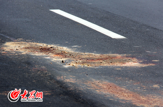 厚厚的泥土沒有掩蓋住現場遺留的大片血跡