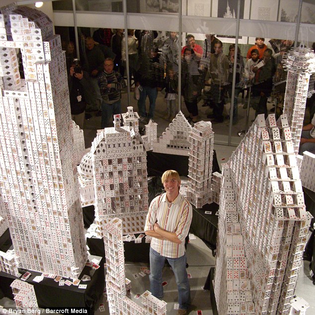 2006年,布雷恩·伯格用1060副紙牌搭建了7.9米高的達拉斯高樓模型,并創造了當時的吉尼斯世界紀錄。
