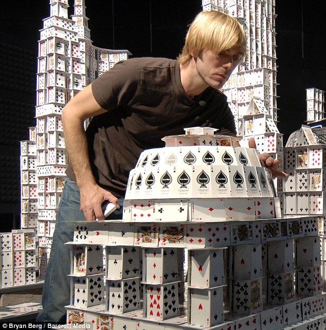 2006年,布雷恩·伯格用1060副紙牌搭建了7.9米高的達拉斯高樓模型,并創造了當時的吉尼斯世界紀錄。