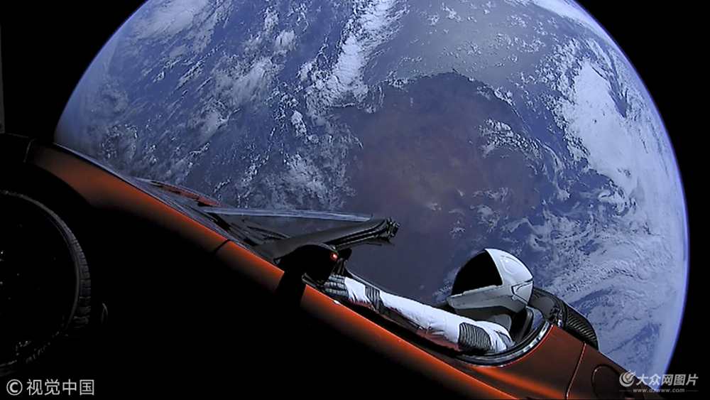 201828ӍSpaceXҕl؈D@ʾǂb(Starman)˹܇ؕrg26̫̽g˾SpaceX\dͫCʷoǰؔyһv˹܇ɹlա