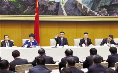 昨日,國務院總理李克強在北京主持召開新一屆國務院第一次全體會議,并發表重要講話。新華社記者