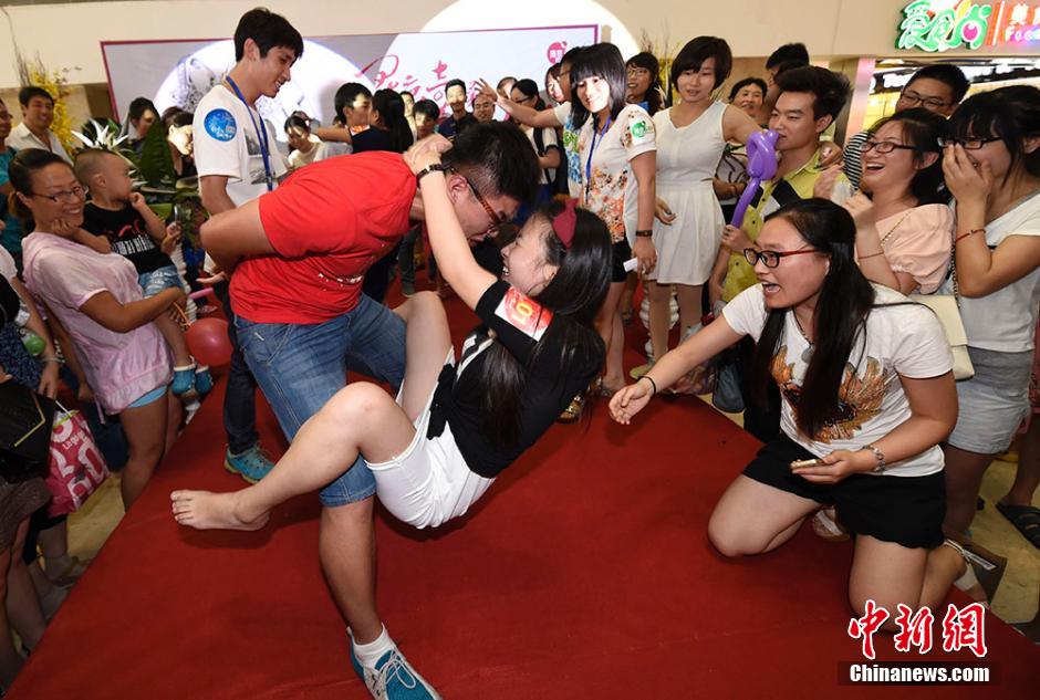 ���Ȫ���ʽ���T��ʽ���米ʽ����8��2������һ�����Ľ��Ǵ�ِ���Ͼ��˰۰��e�У���ِ��H��ͨ�^��݆�˄ݡ����ɡ��ı�ƴ���Z�@��󪄣�ͬ�rҲ��KISS�ķ�ʽ��đ���_�����˵��擴���x������ �z