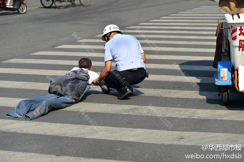 ���A�����Ј�΢�������7.23�����磬��������̫ꖌ��ɶ�����ضȿ���40��������һ����ؤ�ڞI���|·���е�����������һλ���������غ򲢶�Μʂ�v��ȥꎛ��أ���ؤ�s���ϡ�