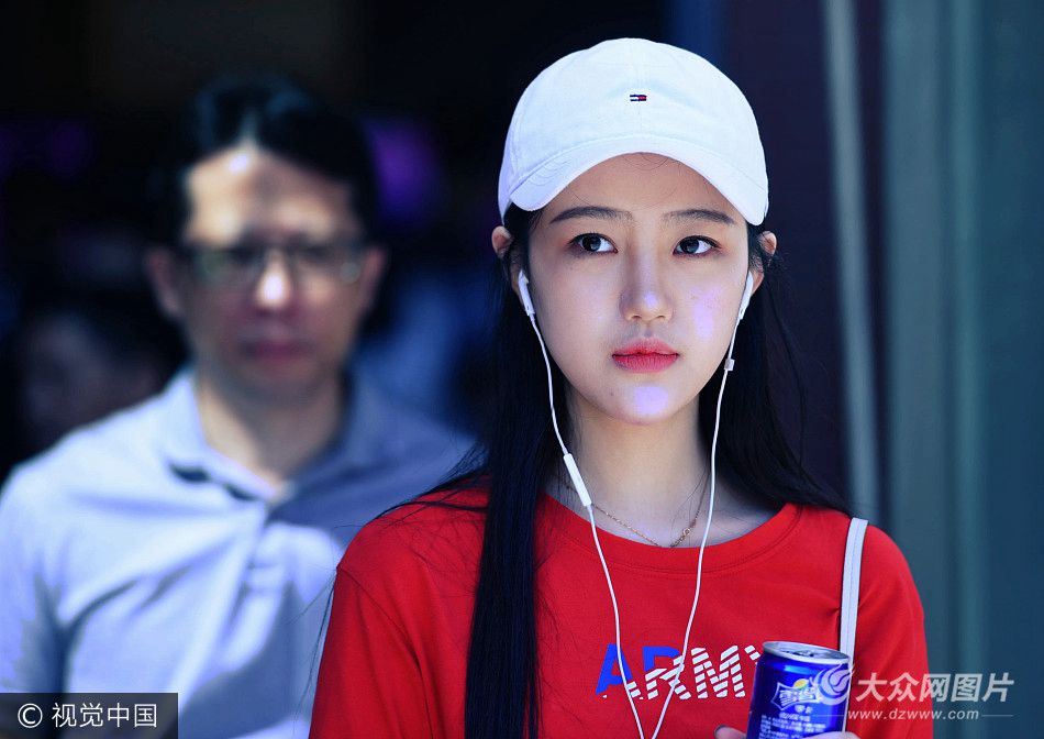 2017年9月13日,上海戲劇學(xué)院2017級(jí)新生報(bào)到,校內(nèi)俊男靚女云集,顏值爆表。