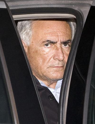 5月15日,戴著手銬的國際貨幣基金組織總裁卡恩被紐約警方帶上車。